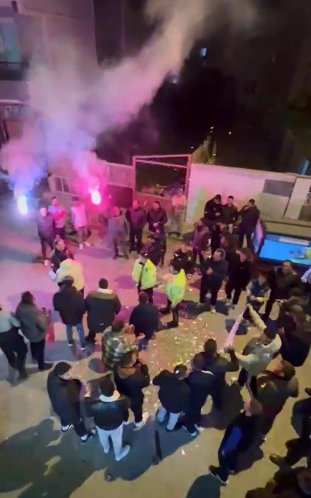 Kavga ihbarına giden polislere şoke eden karşılama