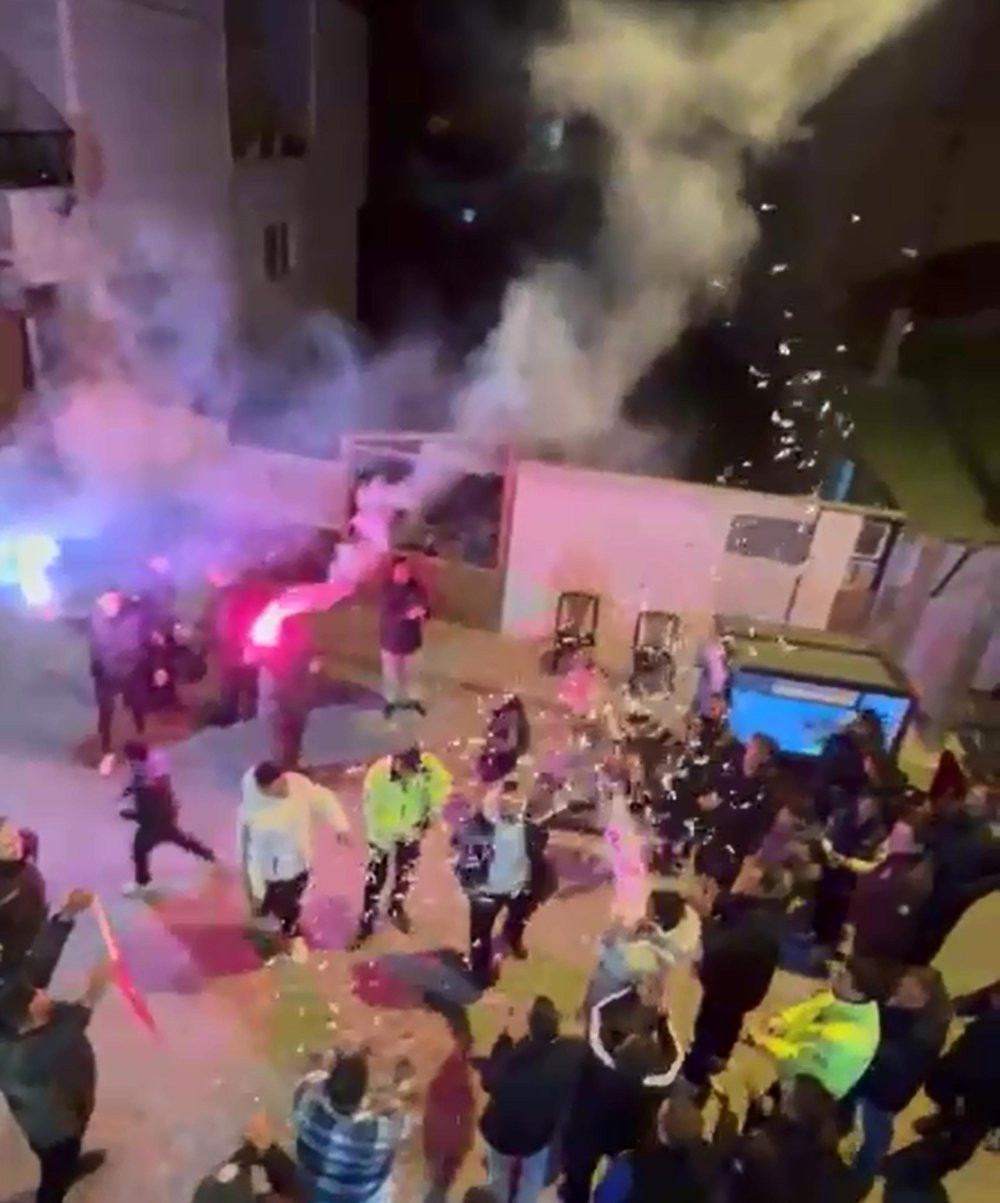 Kavga ihbarına giden polislere şoke eden karşılama