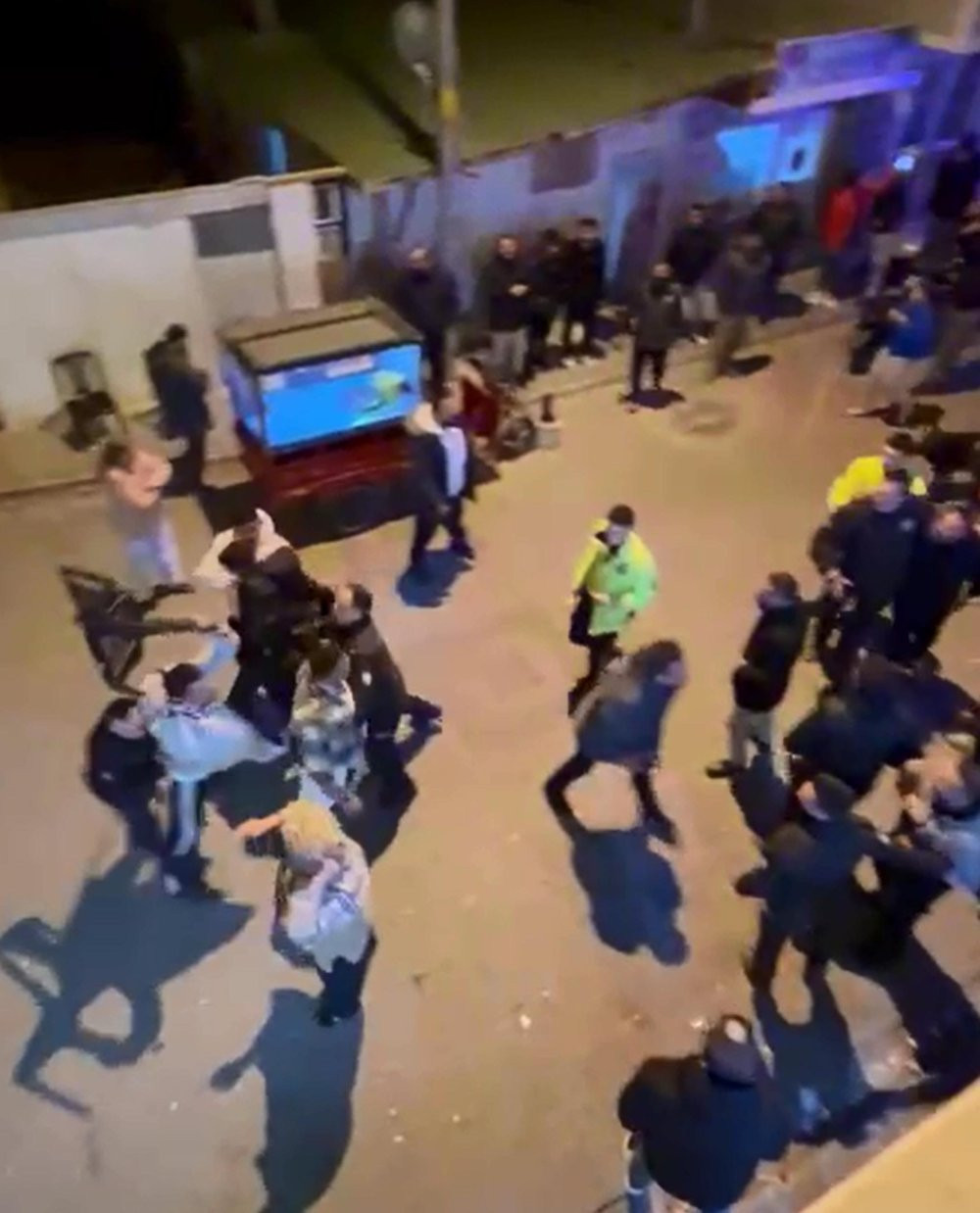 Kavga ihbarına giden polislere şoke eden karşılama