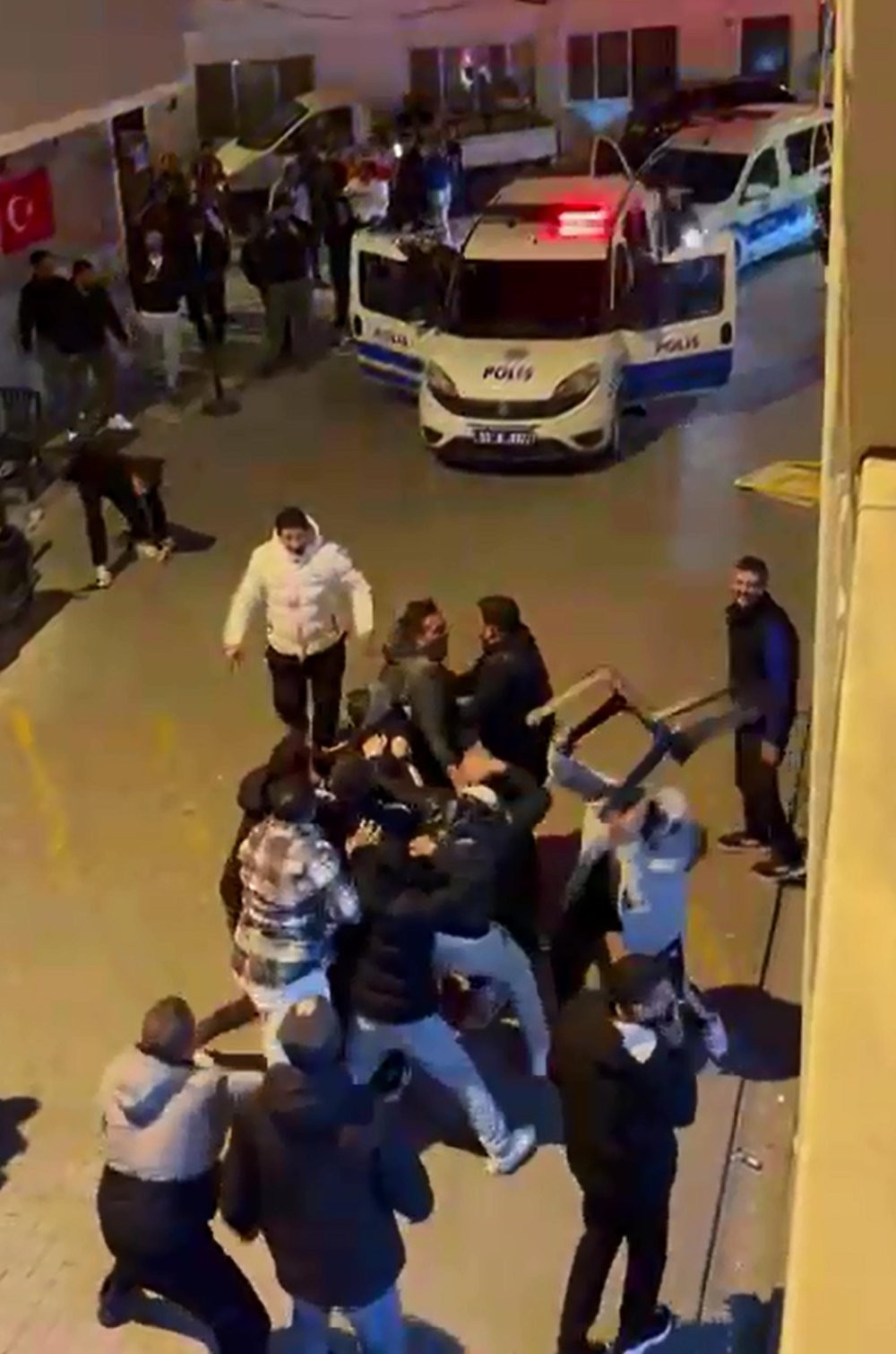 Kavga ihbarına giden polislere şoke eden karşılama