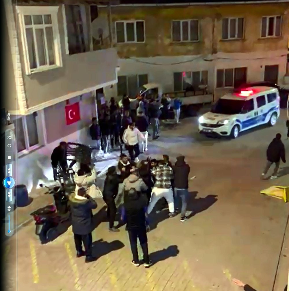 Kavga ihbarına giden polislere şoke eden karşılama