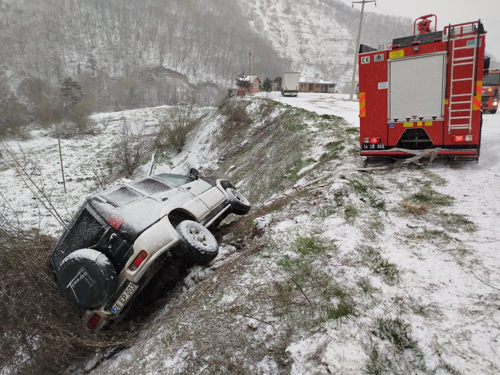 Mudurnu’da cip şarampole uçtu! Sürücü korna çalarak sesini duyurdu