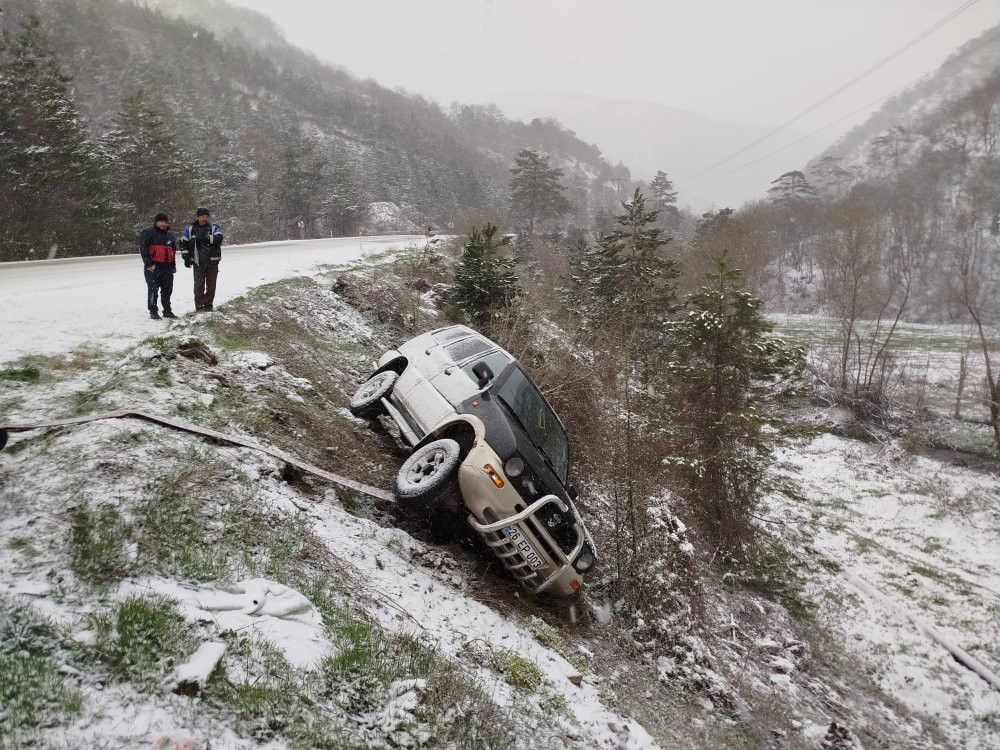 Mudurnu’da cip şarampole uçtu! Sürücü korna çalarak sesini duyurdu