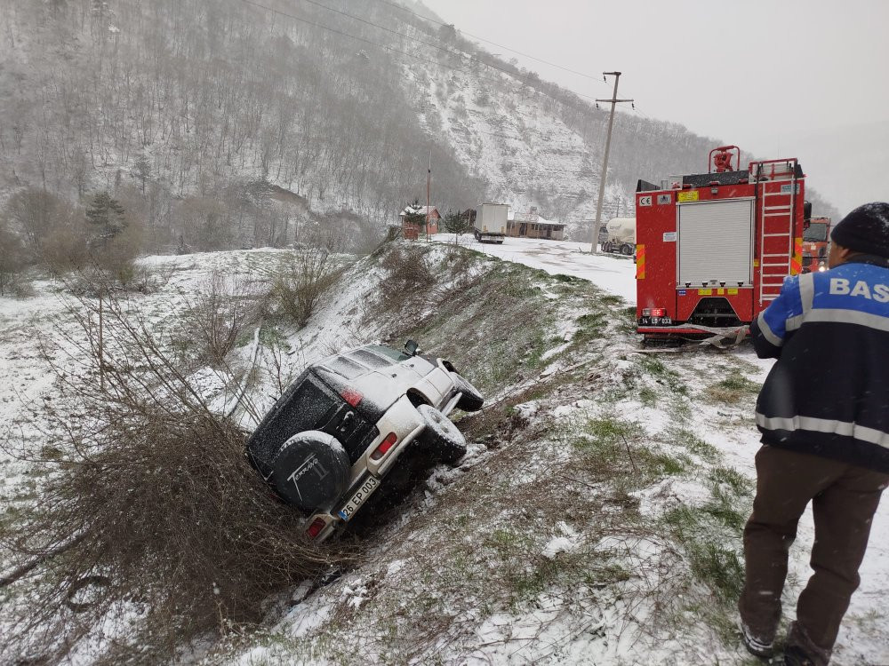 Mudurnu’da cip şarampole uçtu! Sürücü korna çalarak sesini duyurdu