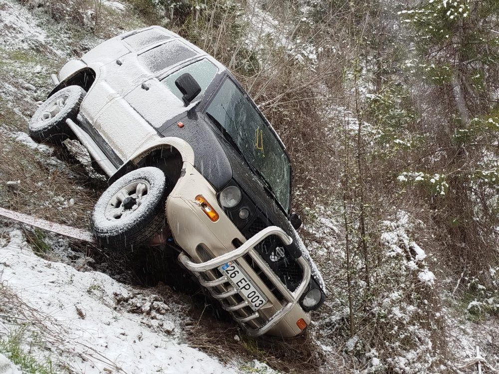 Mudurnu’da cip şarampole uçtu! Sürücü korna çalarak sesini duyurdu