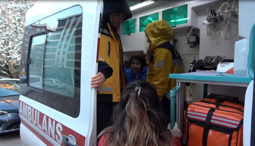 Priz bomba gibi patladı! 4 kişi etkilendi