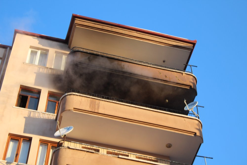 Priz bomba gibi patladı! 4 kişi etkilendi