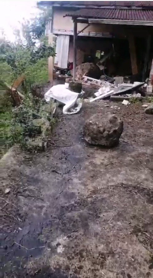 Rize'de yamaçtan kopan kayalar evi yerle bir etti!