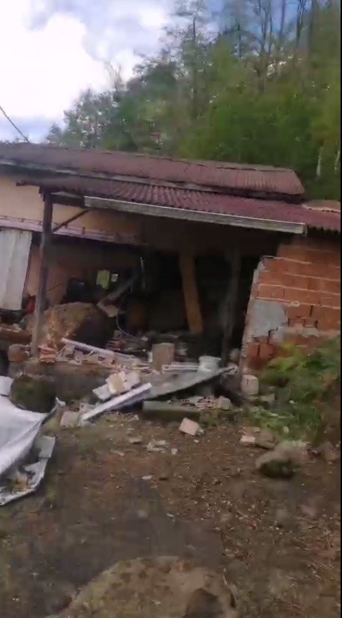 Rize'de yamaçtan kopan kayalar evi yerle bir etti!