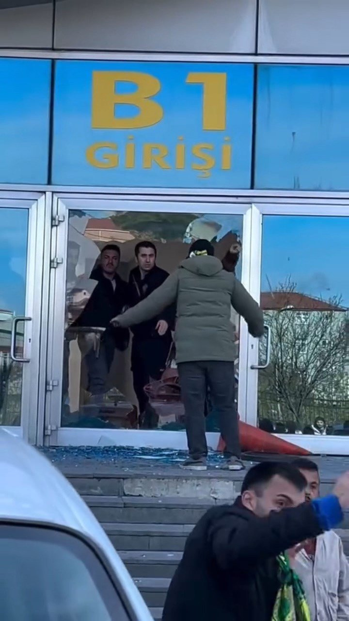 Avcılar’da stadyumda taraftarlar çıldırdı: Cam kapı kırıldı