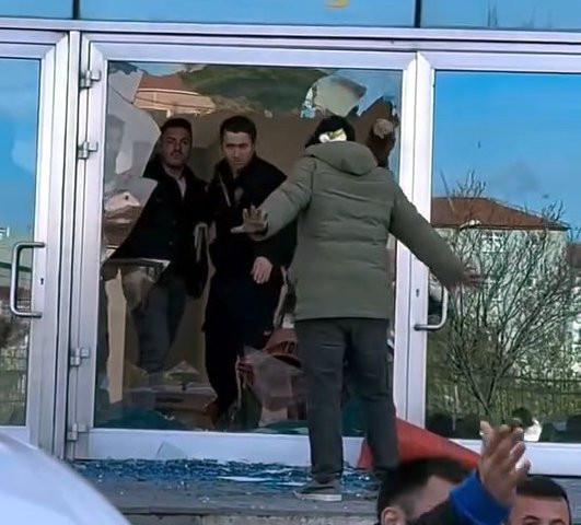 Avcılar’da stadyumda taraftarlar çıldırdı: Cam kapı kırıldı