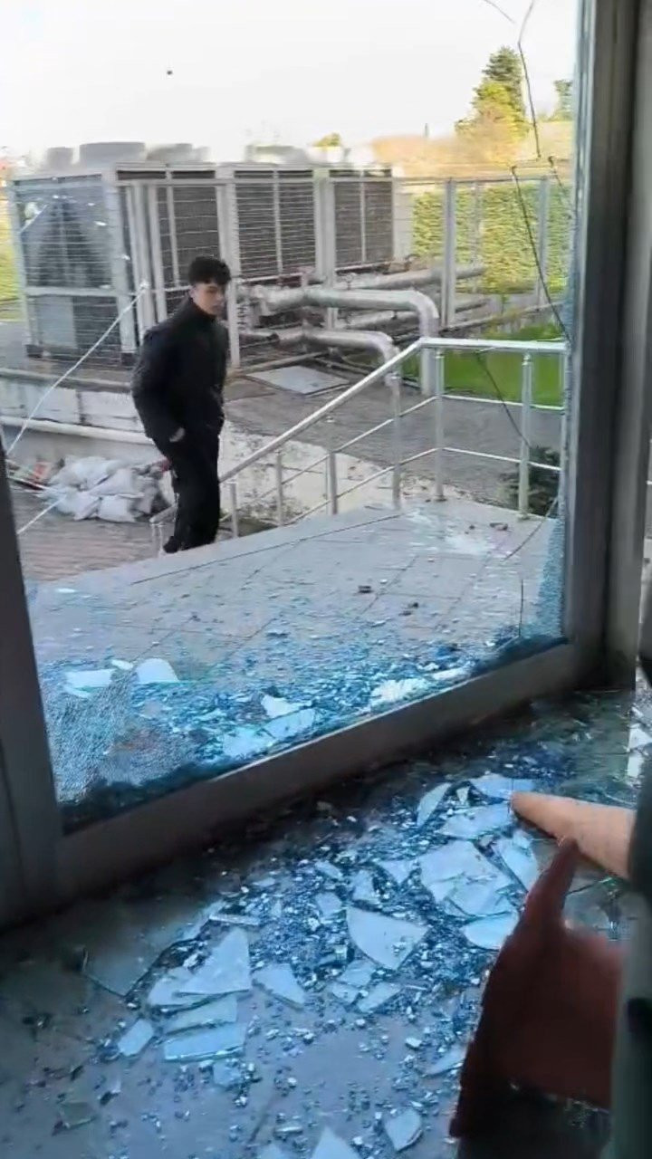 Avcılar’da stadyumda taraftarlar çıldırdı: Cam kapı kırıldı