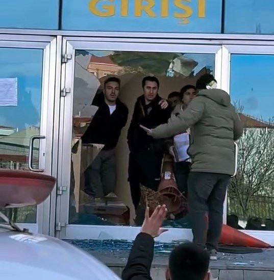 Avcılar’da stadyumda taraftarlar çıldırdı: Cam kapı kırıldı