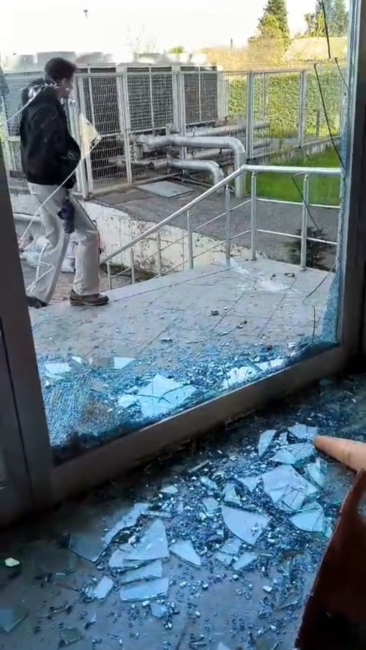 Avcılar’da stadyumda taraftarlar çıldırdı: Cam kapı kırıldı