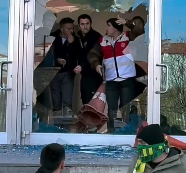 Avcılar’da stadyumda taraftarlar çıldırdı: Cam kapı kırıldı