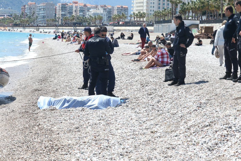 Sahilde uyudu: Antalya'da denizde hayatını kaybetti