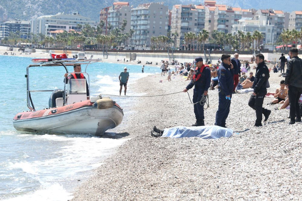 Sahilde uyudu: Antalya'da denizde hayatını kaybetti