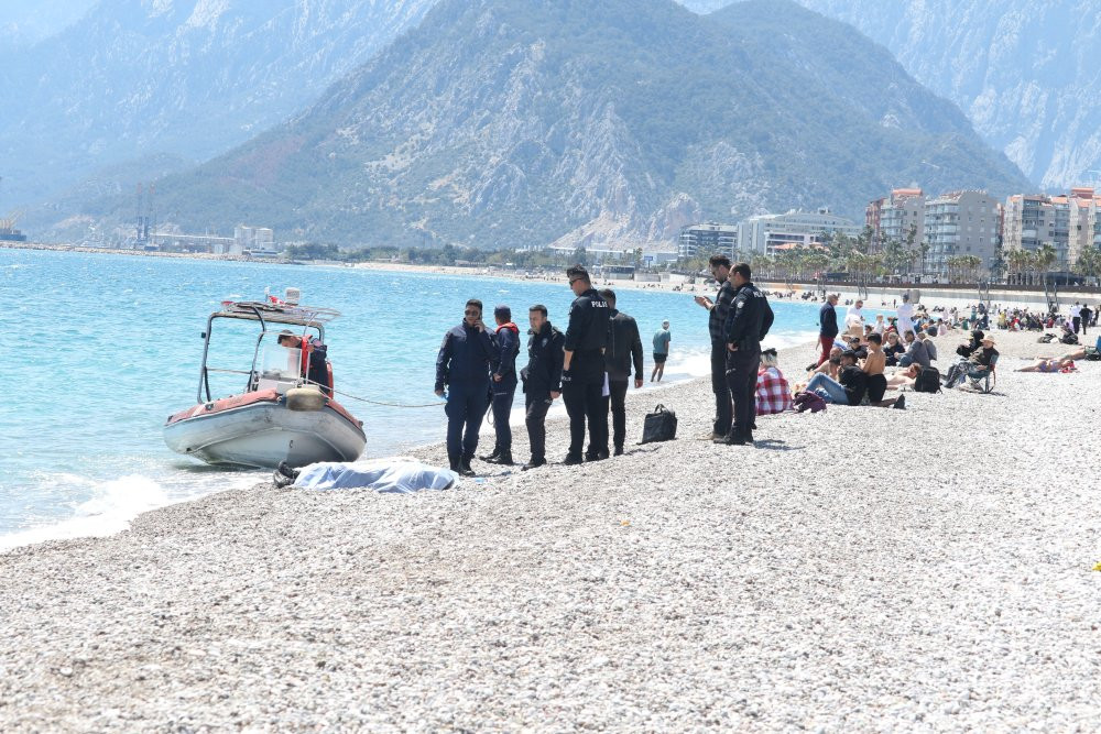 Sahilde uyudu: Antalya'da denizde hayatını kaybetti