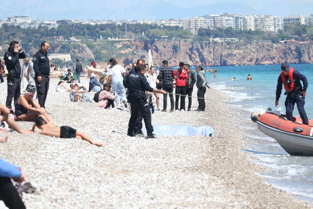 Sahilde uyudu: Antalya'da denizde hayatını kaybetti