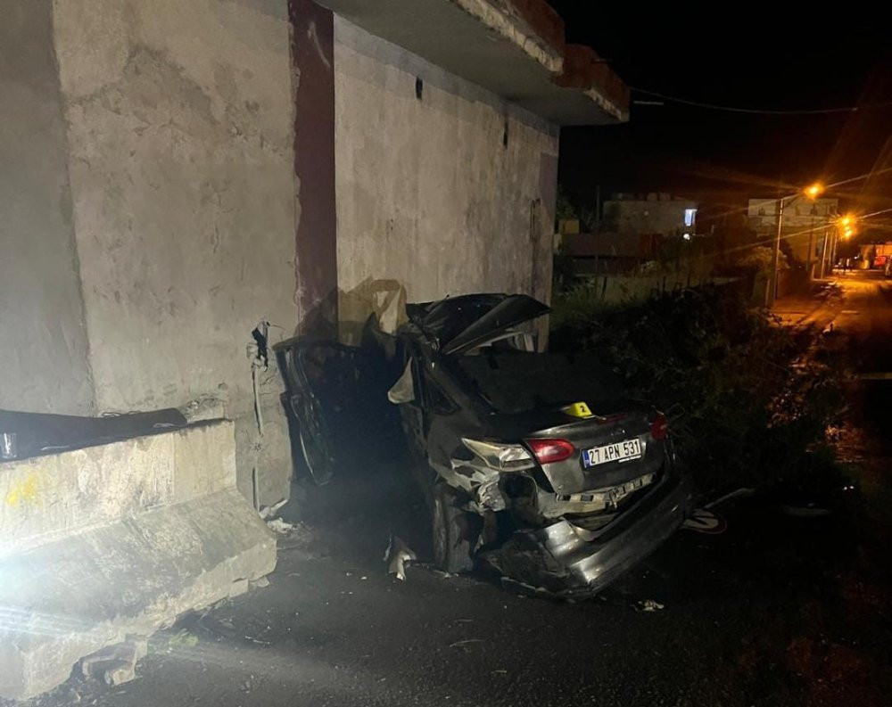 Silopi’de feci kaza: Araç hurdaya döndü: 2 genç öldü