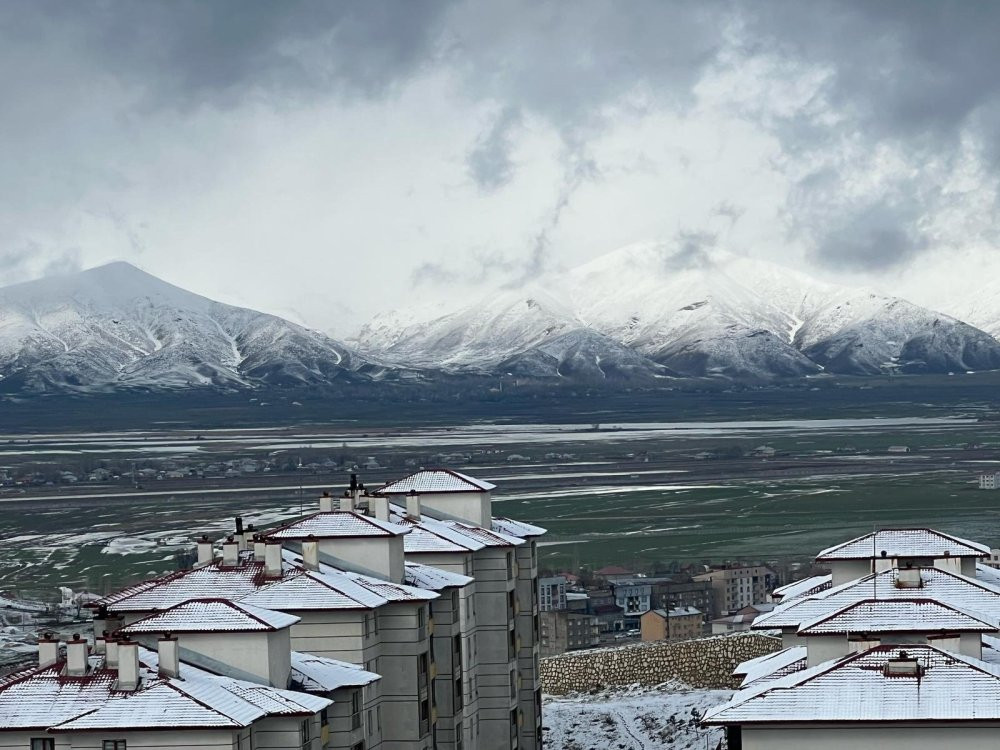Hakkari'de köy yolları ulaşıma kapandı