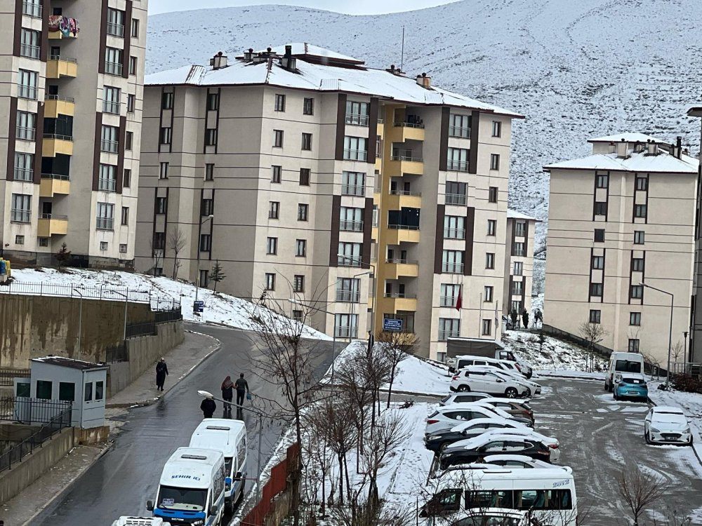 Hakkari'de köy yolları ulaşıma kapandı