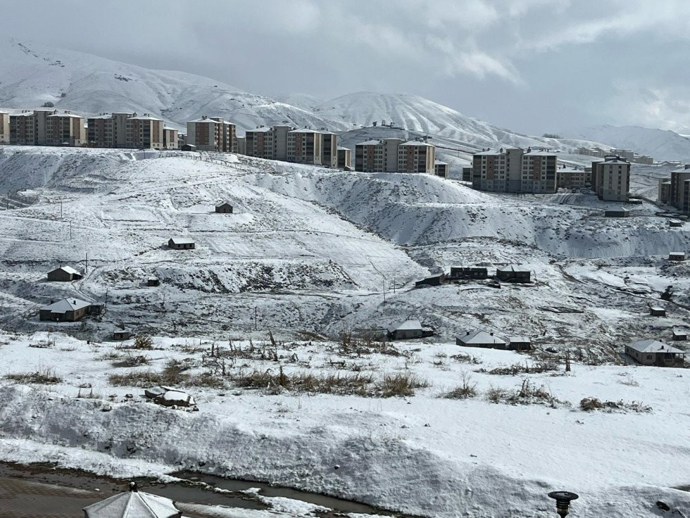 Hakkari'de köy yolları ulaşıma kapandı