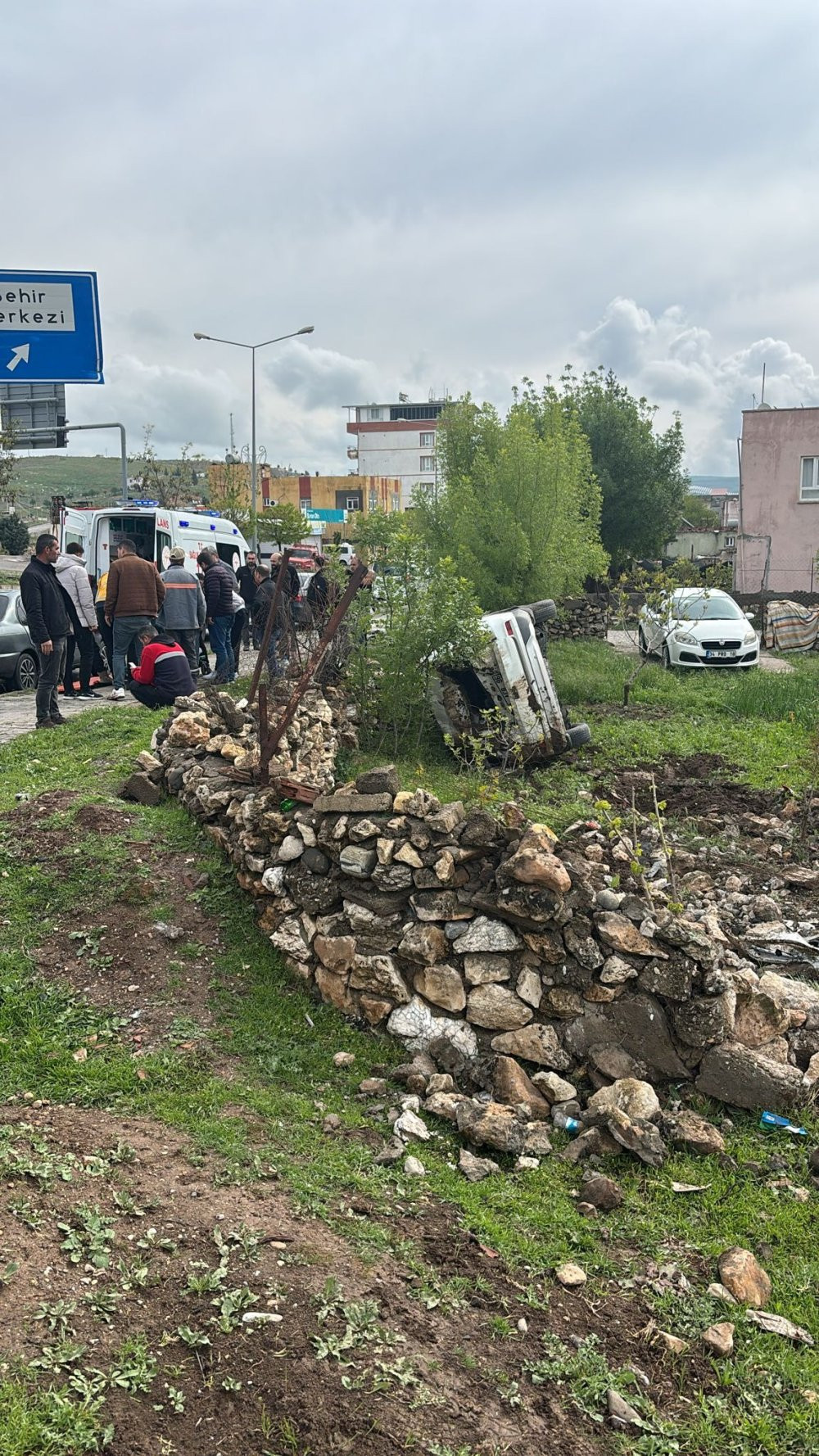 Otomobil, evin bahçesine uçtu!