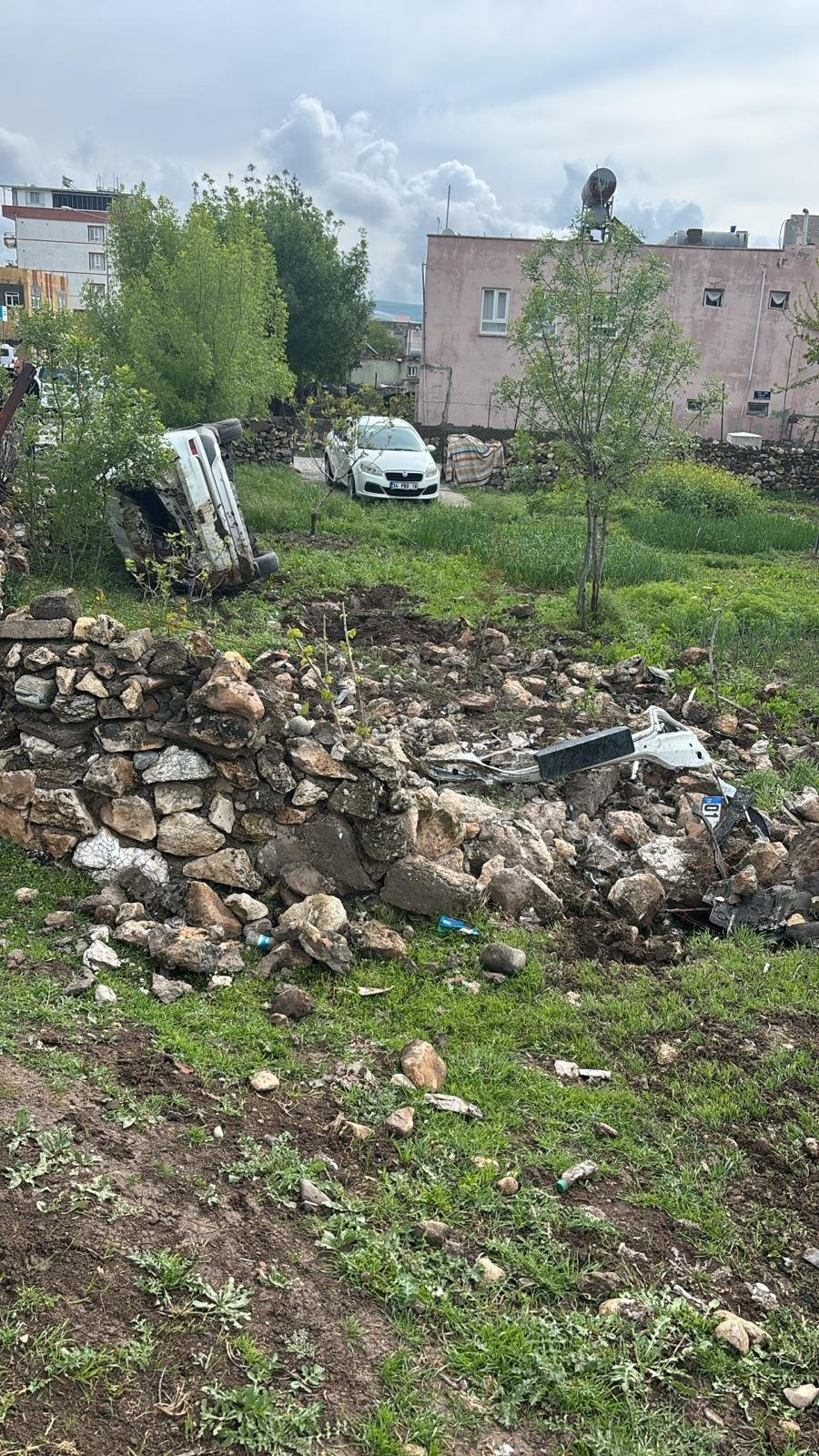 Otomobil, evin bahçesine uçtu!