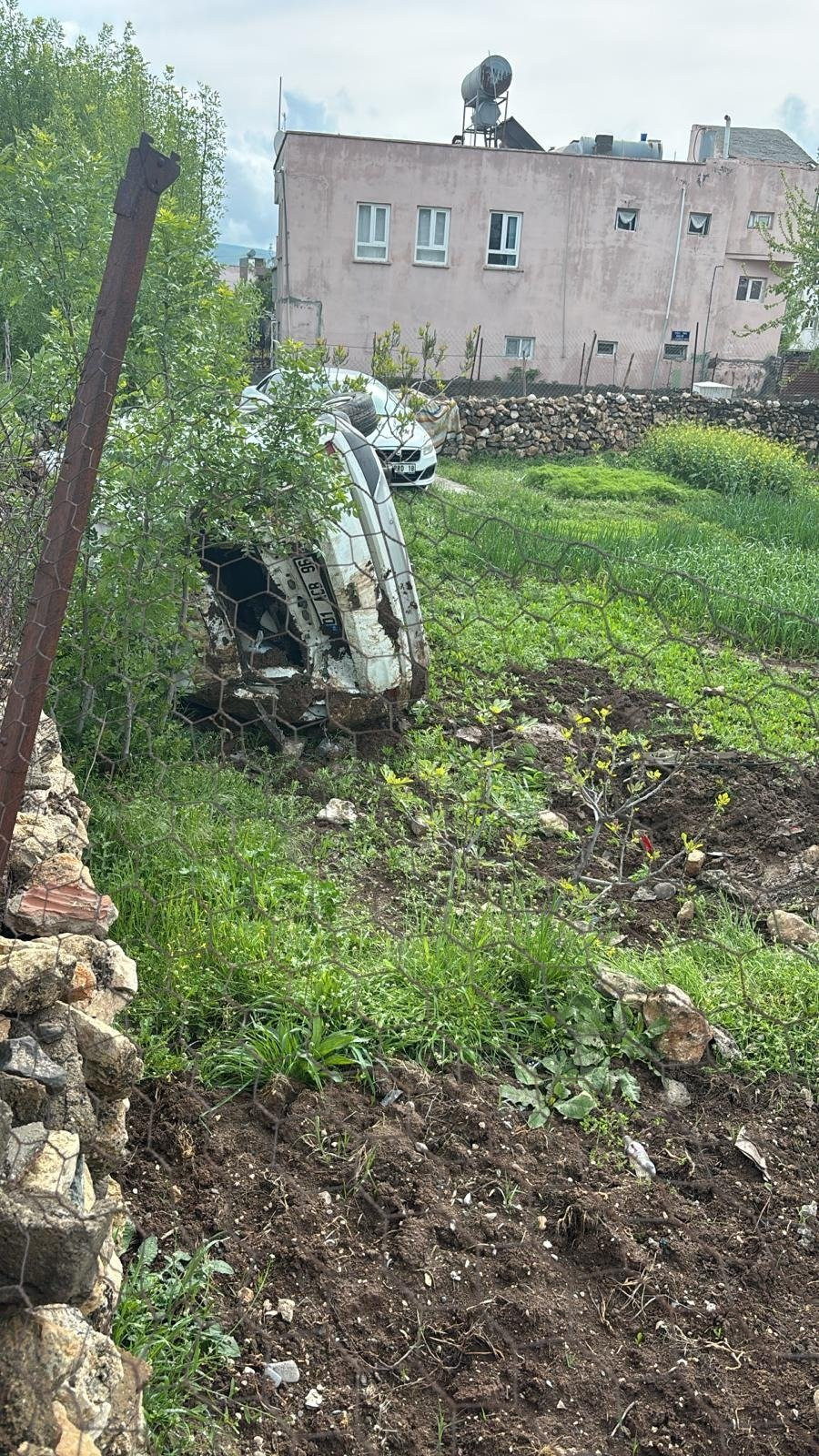 Otomobil, evin bahçesine uçtu!