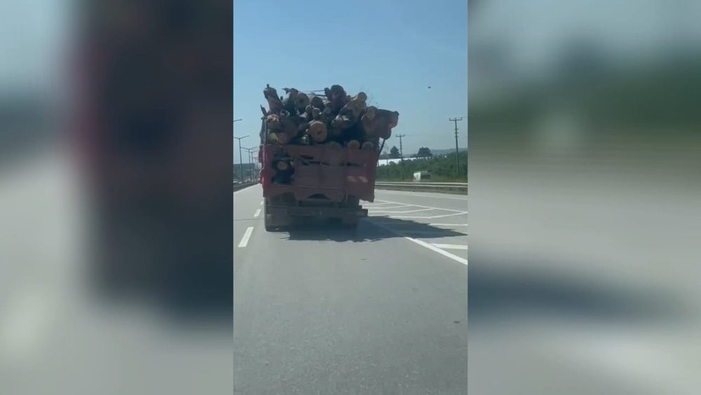 D-100’de tomruk kamyon sürücülere korku dolu anlar yaşattı