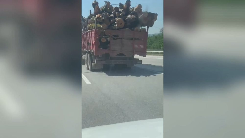 D-100’de tomruk kamyon sürücülere korku dolu anlar yaşattı