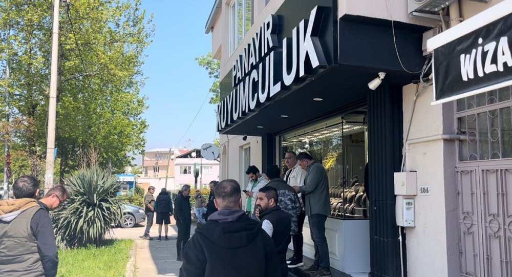 Selam verip içeri girdi: Kuyumcu soyguncusunu kalfanın tek lafı kaçırttı