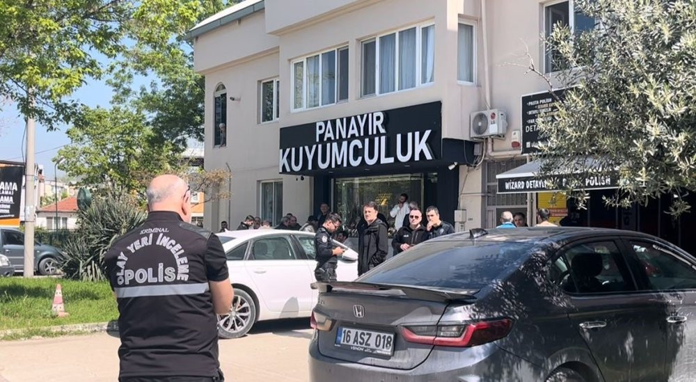 Selam verip içeri girdi: Kuyumcu soyguncusunu kalfanın tek lafı kaçırttı