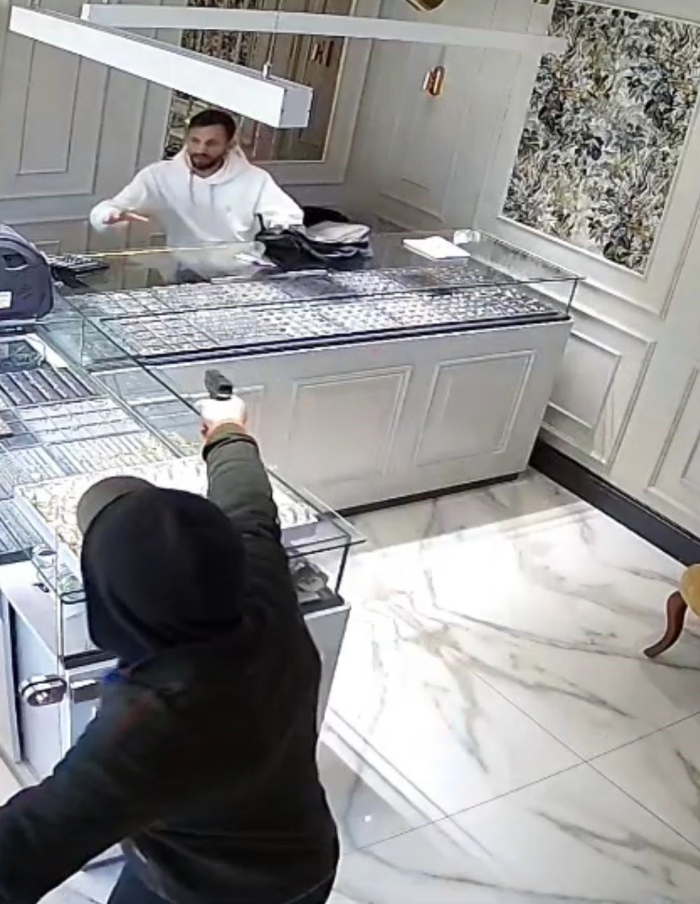 Selam verip içeri girdi: Kuyumcu soyguncusunu kalfanın tek lafı kaçırttı