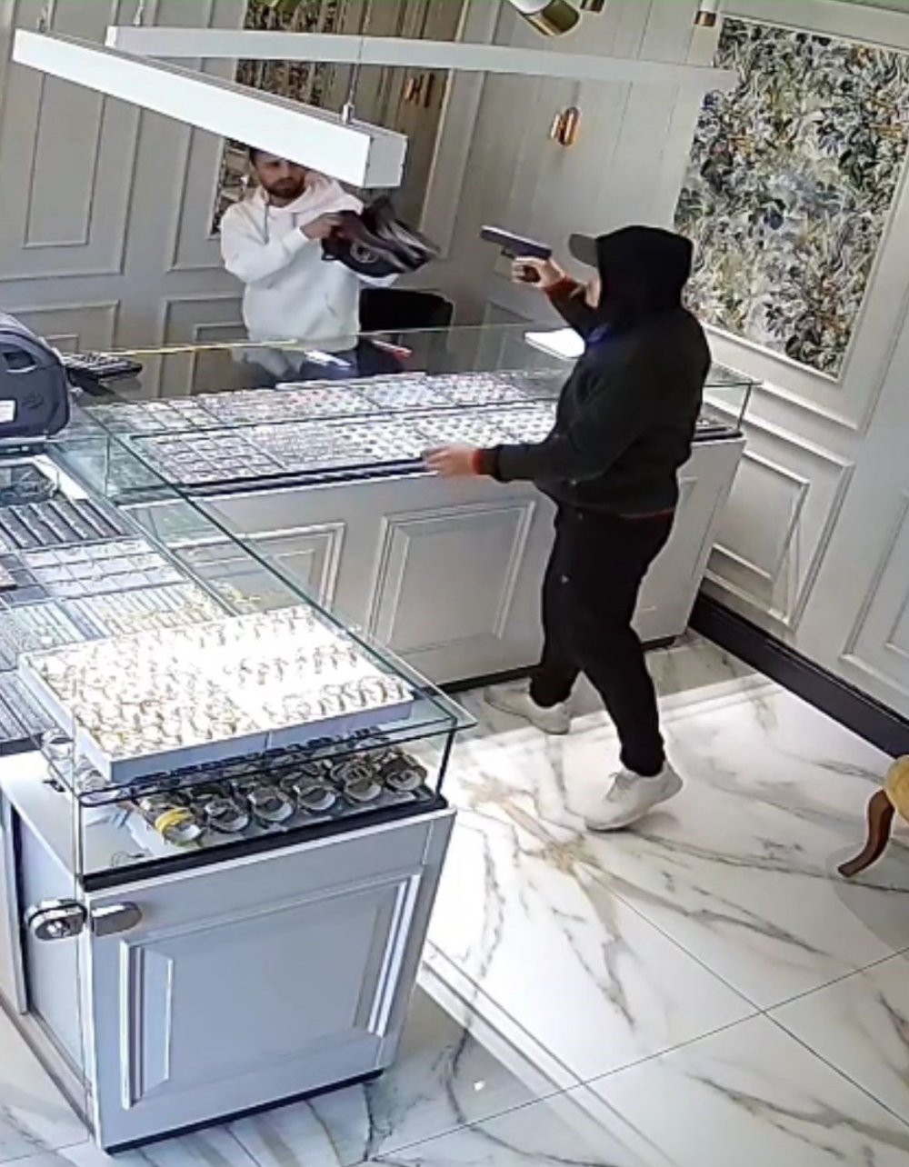 Selam verip içeri girdi: Kuyumcu soyguncusunu kalfanın tek lafı kaçırttı