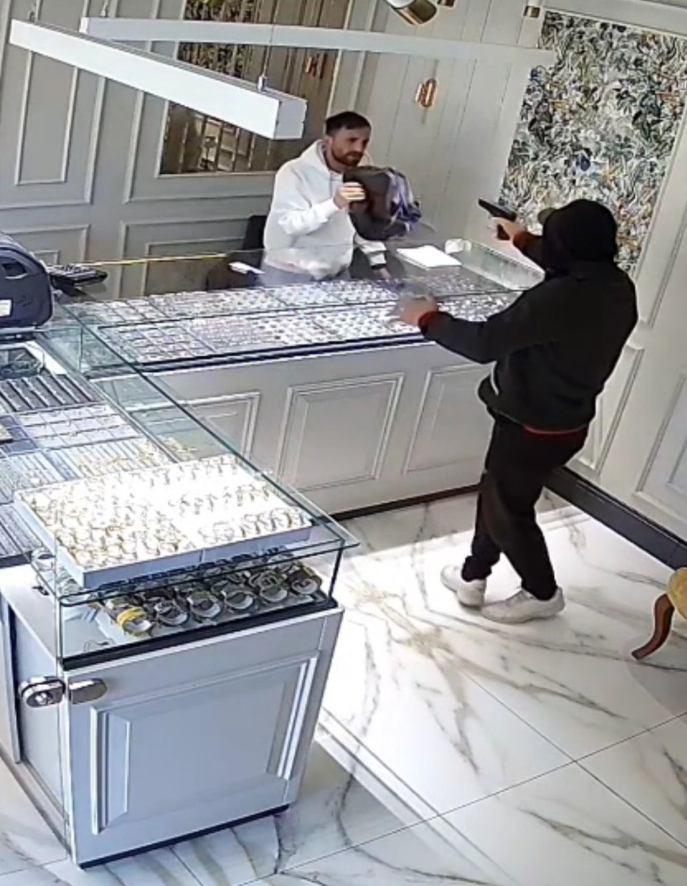 Selam verip içeri girdi: Kuyumcu soyguncusunu kalfanın tek lafı kaçırttı