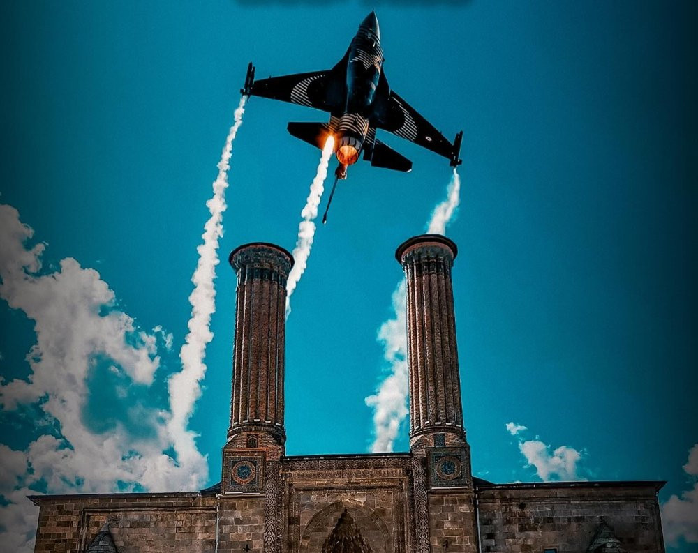 SOLOTÜRK'ten nefes kesen gösteri Erzurum semalarında