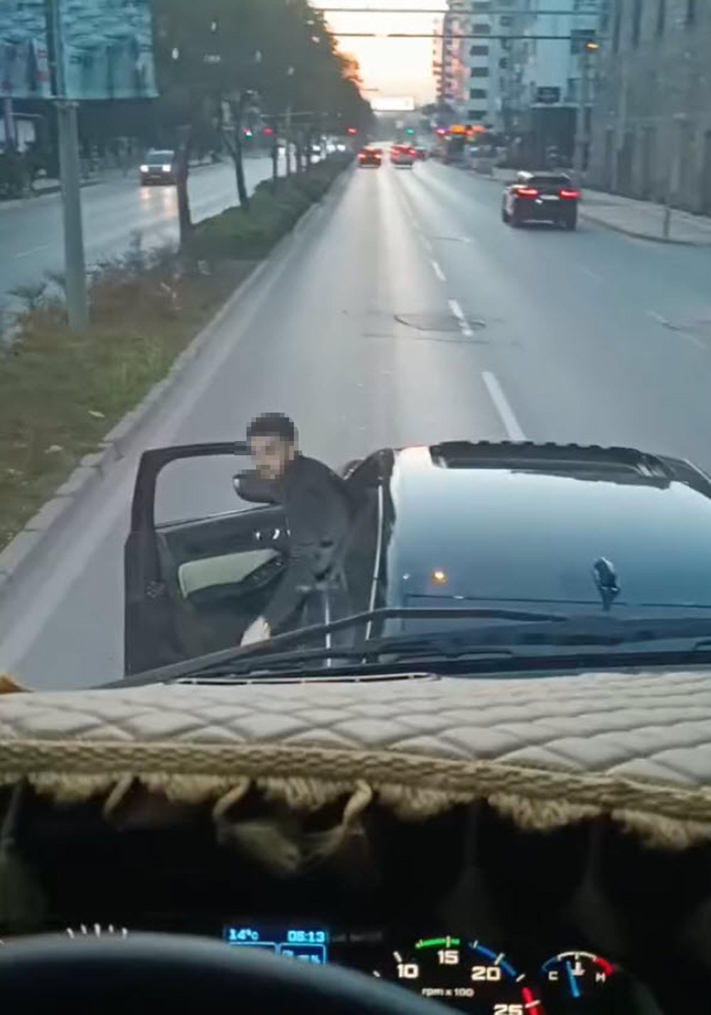 Trafikte şoförü ile tartıştığı kamyonu yumrukladı