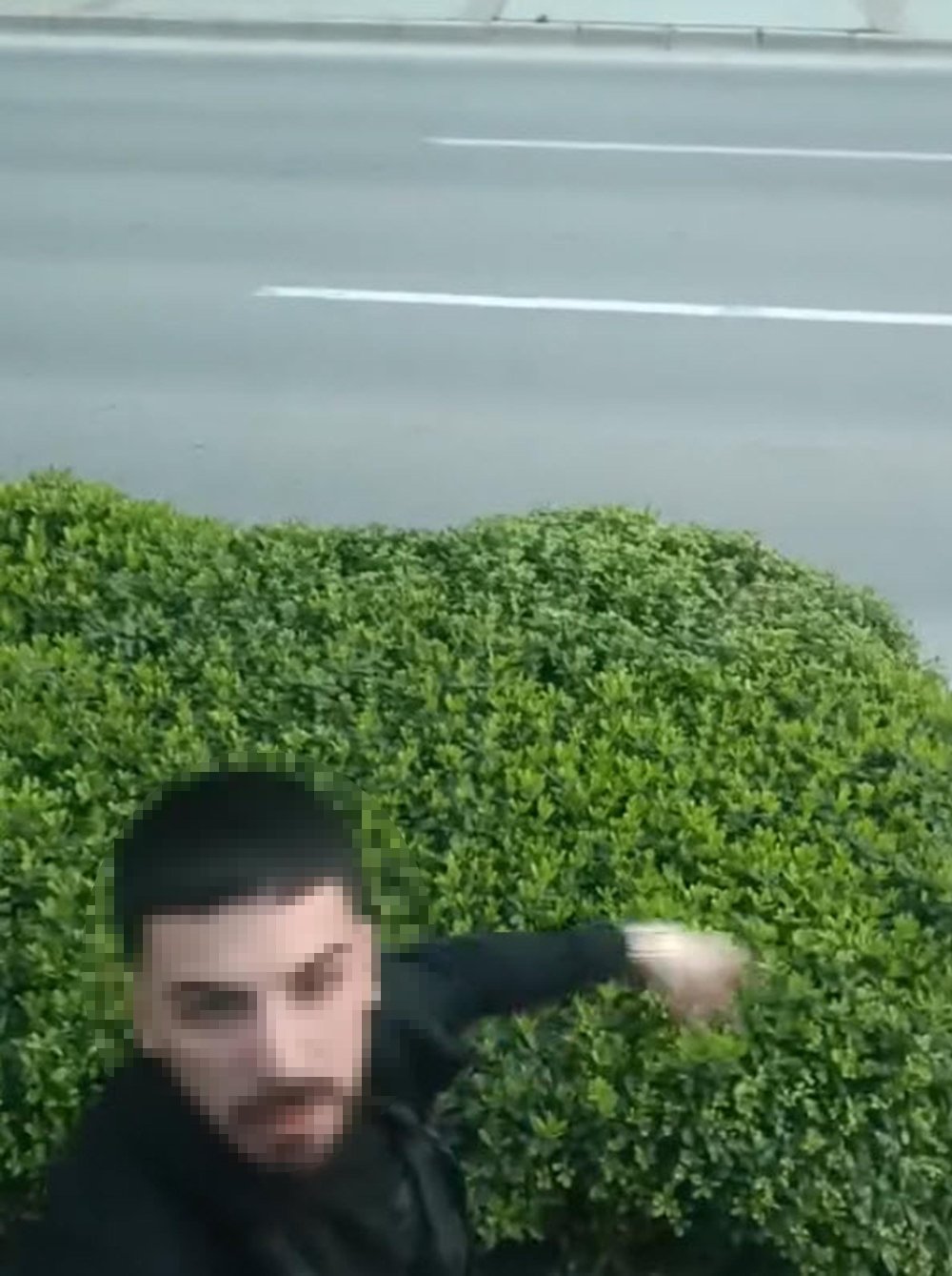 Trafikte şoförü ile tartıştığı kamyonu yumrukladı