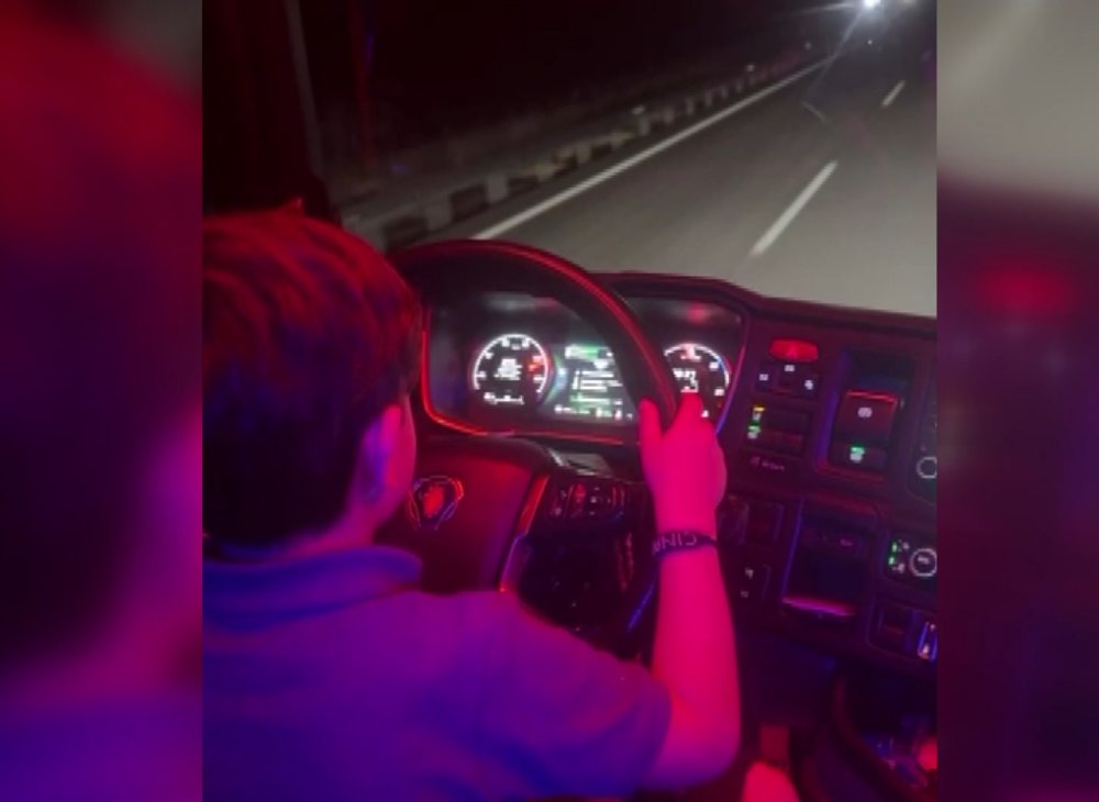 7 yaşındaki çocuğa TIR kullandırıp sosyal medyadan paylaştı