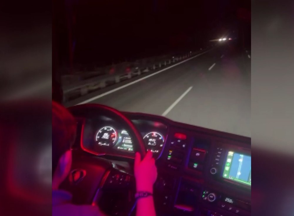 7 yaşındaki çocuğa TIR kullandırıp sosyal medyadan paylaştı