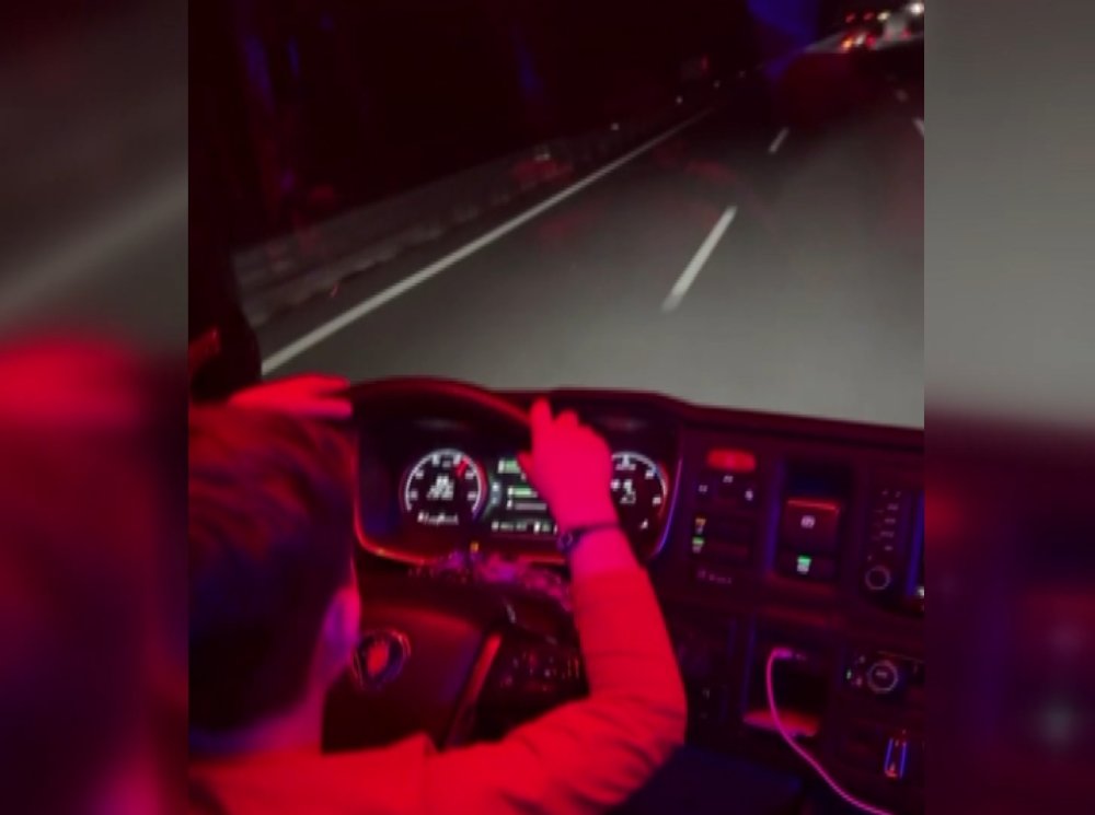 7 yaşındaki çocuğa TIR kullandırıp sosyal medyadan paylaştı