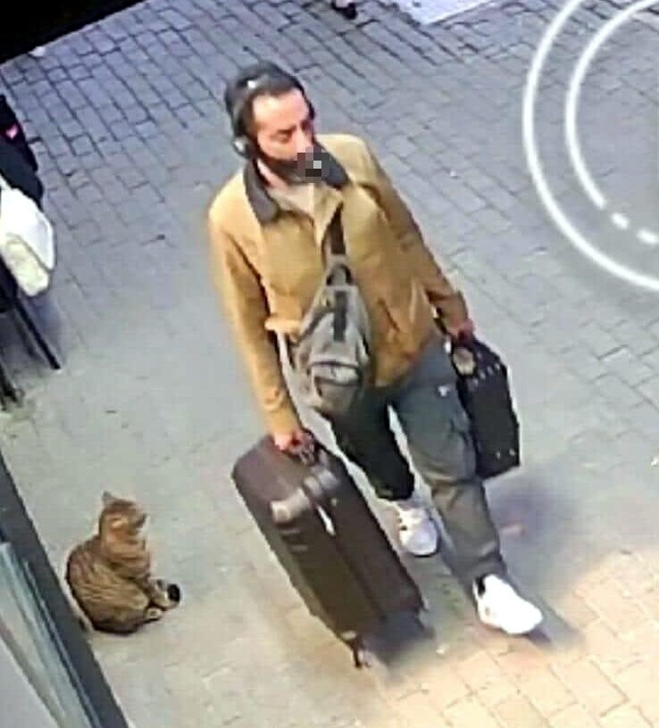 Avcılar’da hırsız valizi alıp kaçtı! Kameraya yakalandı