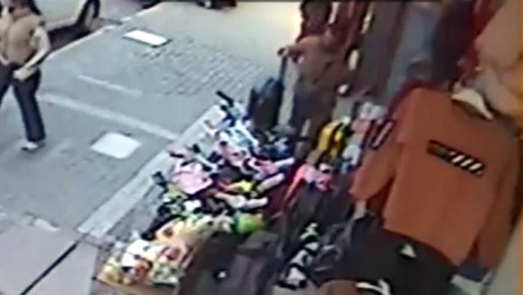 Avcılar’da hırsız valizi alıp kaçtı! Kameraya yakalandı