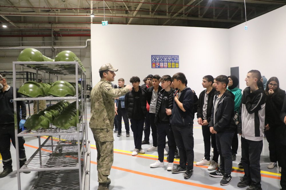 Geleceğin mühendisleri fabrikada: Öğrenciler askeri teçhizat üretimine hayran kaldı