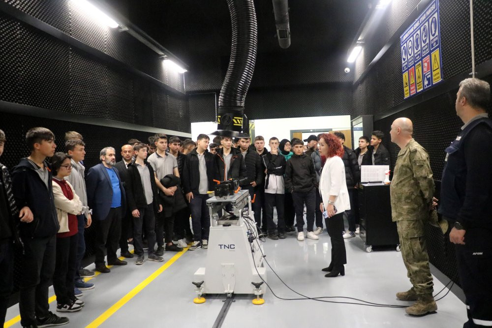 Geleceğin mühendisleri fabrikada: Öğrenciler askeri teçhizat üretimine hayran kaldı