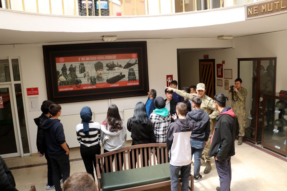 Geleceğin mühendisleri fabrikada: Öğrenciler askeri teçhizat üretimine hayran kaldı