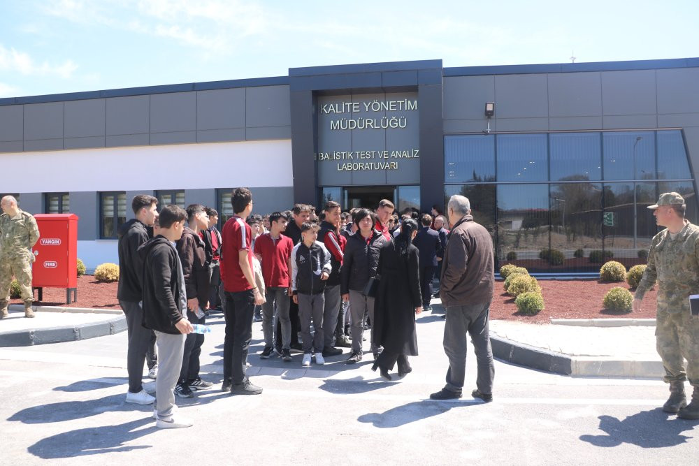 Geleceğin mühendisleri fabrikada: Öğrenciler askeri teçhizat üretimine hayran kaldı