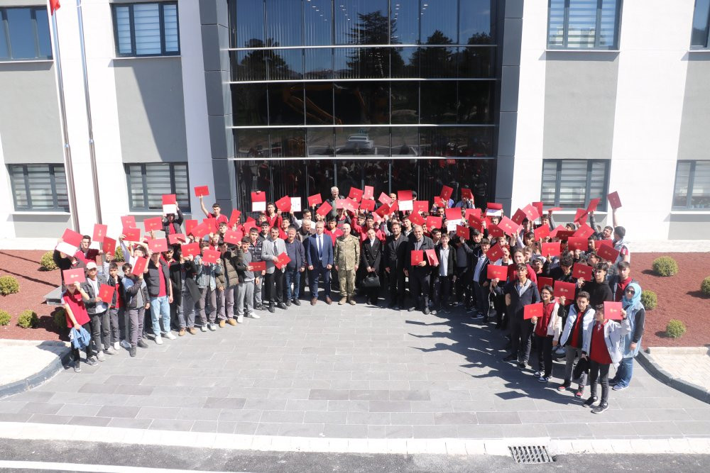 Geleceğin mühendisleri fabrikada: Öğrenciler askeri teçhizat üretimine hayran kaldı